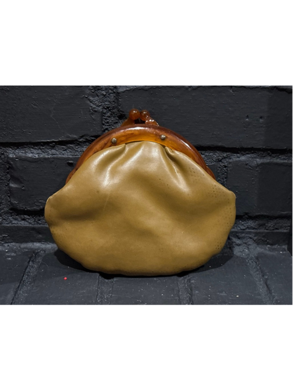 Vtg Faux Leather Warm Tan Clutch w Lucite Acrylic Kiss Clasp